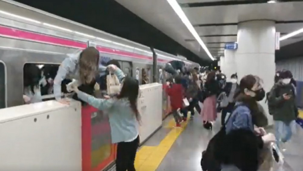 Cel puțin 15 oameni au fost răniți la Tokyo, după ce au fost atacați în tren de un bărbat costumat ca Joker și înarmat cu un cuțit